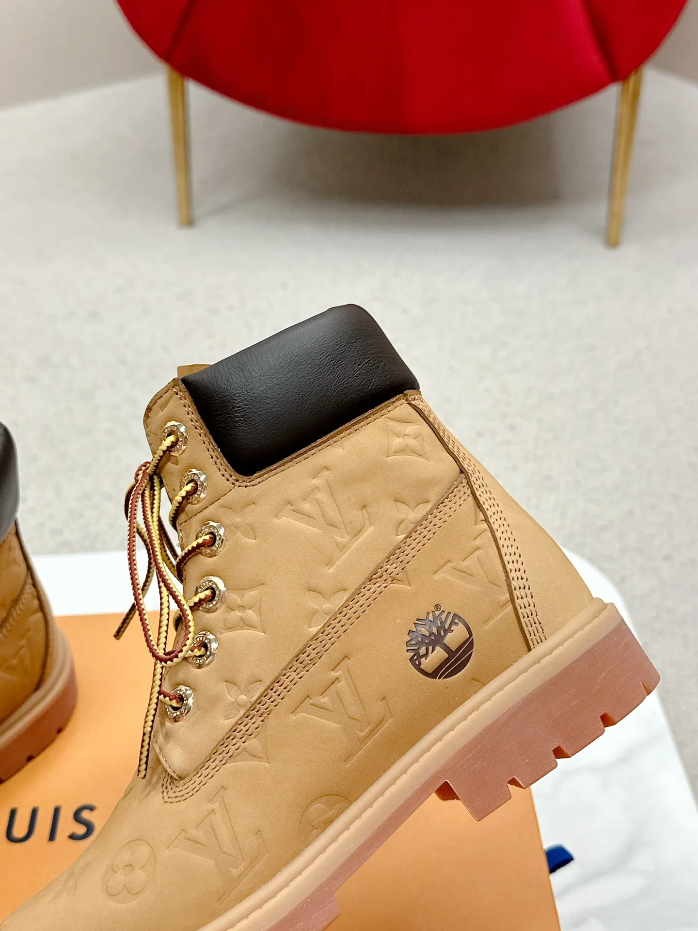👟👟Ex-factory price 700👟👟 LV’s unbeatable co-branded Martin boots grandly launch Louis Vuitton x Timberland boots. LV x Timberland Timberland co-branded presbyopic rhubarb boots and ankle boots. LV x Timberland ankle boots are made of Monogram embossed waterproof nubuck cow leather. Relying on the brand's exquisite craftsmanship, the classic Timberland 6-inch boot shape is carefully reshaped in Italy, making an eye-catching appearance in American workwear style. Women's size 35-40 (41 is custom-made and non-refundable)